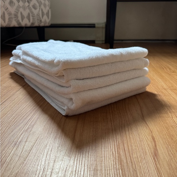 5 Utopia White Bath Towels - Picture 2 of 6